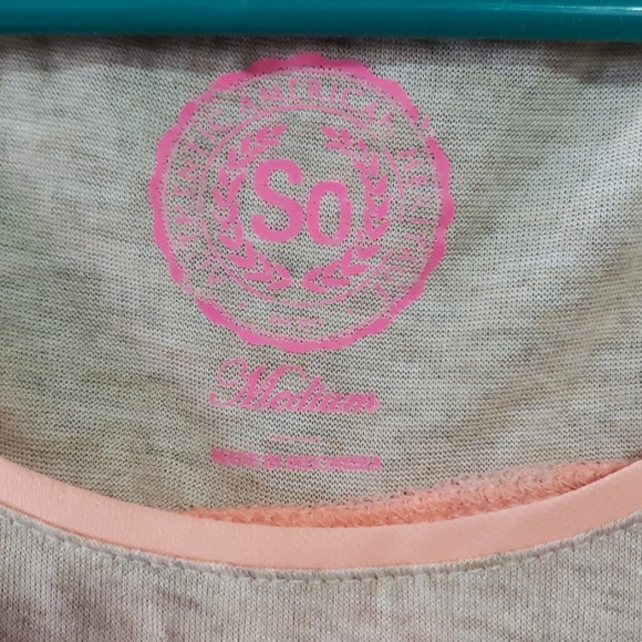 Ladies Tan peach top Medium - Picture 2 of 3